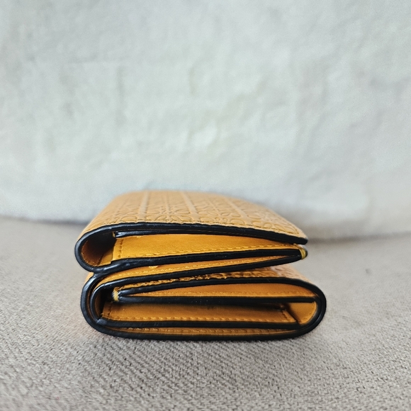 Pre-loved Loewe Tri-fold wallet - Picture 4 of 11